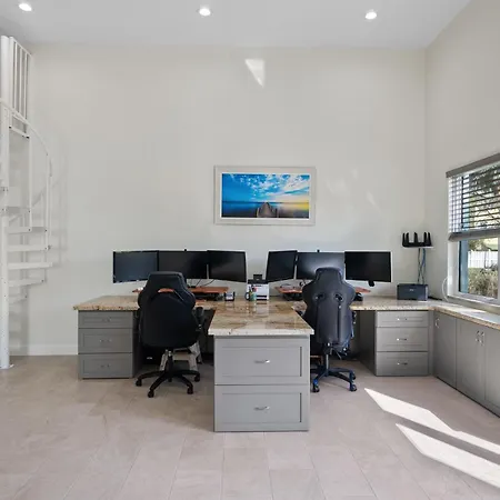 2/1 Riverside Retreat With Loft